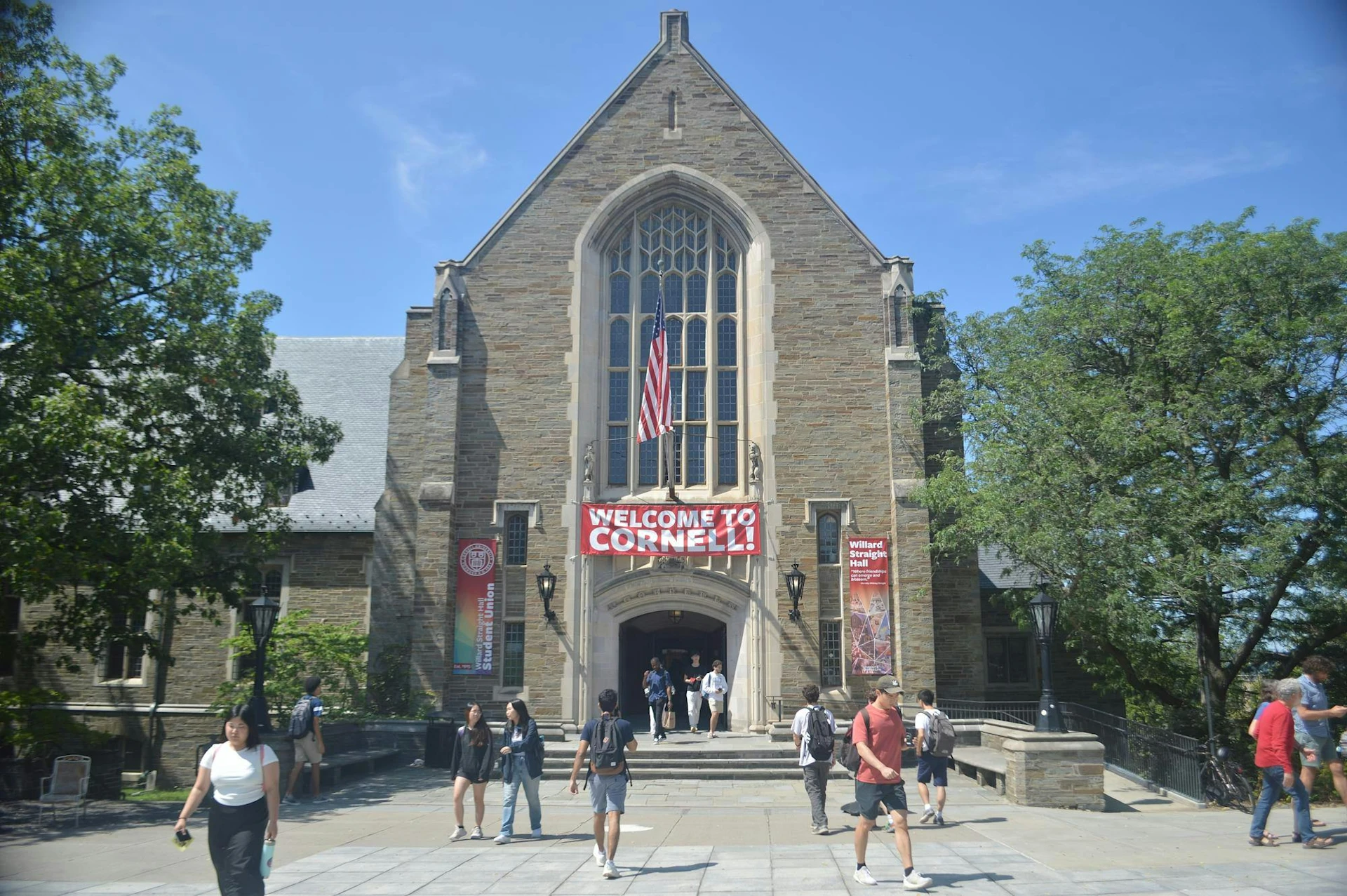 Кампус Cornell University — точная архитектура и текст на баннере